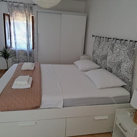 Family Apartment In Center Of Murter Eksteriør bilde